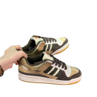 รองเท้าผ้าใบ Cooler Adidas สไตล์วินเทจเย็บด้านบนด้วยพื้นรองเท้าชั้นกลางสีเบจอ่อนและวัสดุหนังกลับ
