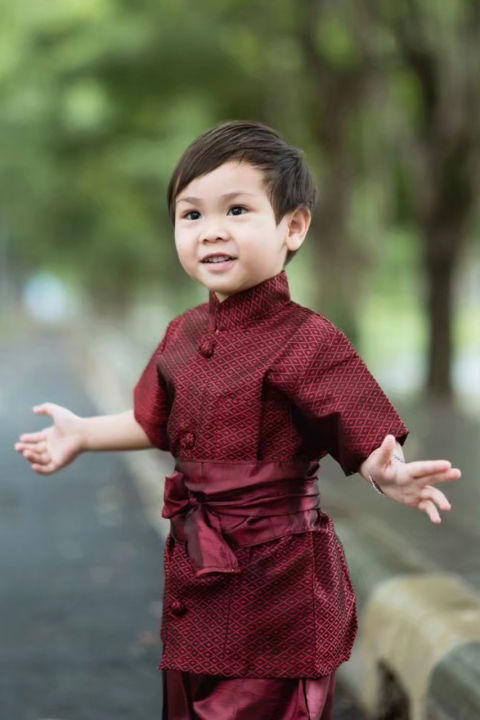 ชุดไทยเด็ก-เสื้อผ้าไหมคอพระราชทานกระดุม-ผ้าหน้างานสวยขึ้นเงา-โจงตวลสีสด-เนื้อผ้าขึ้นเงา-งานเนี๊ยบ-มีผ้าคาดเอว