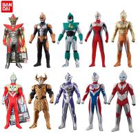 Bandai ตุ๊กตาทริกเกอร์อุลตร้าทริกเกอร์ Saga Decker แบบนิ่มข้อต่อเลื่อนได้ของขวัญของเล่นเด็กโมเดลสะสมตุ๊กตาขยับแขนขาได้