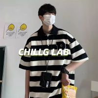 ☏ CHILLG LAB เสื้อโปโล แขนสั้นลายทาง เสื้อหลวมผู้ชายญี่ปุ่นอินเทรนด์ แบรนด์แฟชั่นฤดูร้อนในชุดคู่อเนกประสงค์