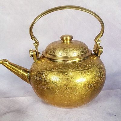 กาน้ำชาทองเหลือง กาหล่อใหญ่ตอกลายพิกุลเต็มใบ งดงาม