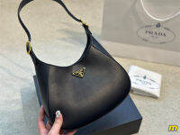 【พร้อมกล่องของขวัญ】ต้นฉบับˉPRADA กระเป๋าใต้วงแขนกระเป๋าสลิงสําหรับผู้หญิงคุณภาพสูงรุ่นสูงใหม่ล่าสุดกระเป๋าสุภาพสตรี