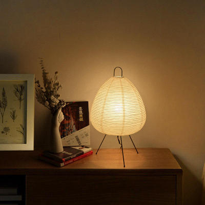 โคมไฟตั้งโต๊ะสามขาสไตล์ญี่ปุ่นตะเกียงธรรมดาโคมไฟกระดาษข้างเตียงนอนย้อนยุคดีไซน์สร้างสรรค์