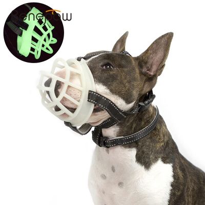 Benepaw ที่ครอบปากสุนัขเรืองแสงสำหรับสุนัขก้าวร้าวระบายอากาศได้ดีแสงสะท้อนปรับได้หยุดเห่ากัดเคี้ยวที่ครอบปาก