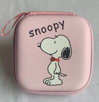 กล่องเก็บหูฟัง สายชาร์จ หัวชาร์จ ใส่เหรียญได้ ใช้งานได้เอนกประสงค์ Size M ลาย Snoopy    ชมพู น่ารักน่าใช้ ขนาด 9.5x9.5x3.5cm