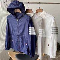 U..a โมเดล Thom Browne TB ของแท้! เนื้อผ้าป้องกันการเกิดริ้วรอยแห่งความทรงจำของผู้ชายเสื้อแจ็กเก็ตป้องกันการไฟอัลตราไวโอเลตกันลมระบายอากาศได้ดีเสื้อผ้าปกป้องผิวจากแสงแดด