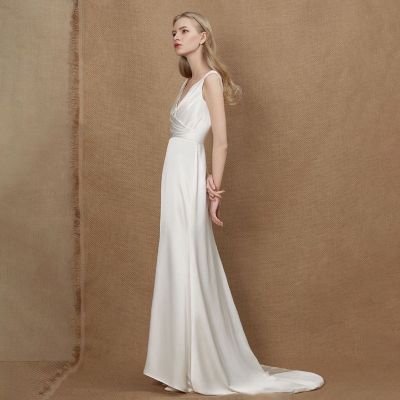 ชุดเดรสสั้นผ้าซาตินชุดแต่งงานเบากระโปรงสั้นคอวีเข้ารูปสำหรับเจ้าสาวย้อนยุคเรียบง่าย QH027แบบสั้น