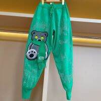 2023 Nova Primavera Na Moda Bordado Dos Desenhos Animados Verde Sweatpants String Cintura Elaçaça Quente Perfurão Streetwear Calças Compridas