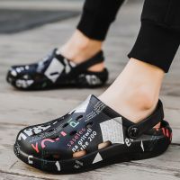 New Summer New Mens Clogs Sandals Lightweight Breathable Beach Slippers Non-Slip Mule Men Garden Clog Shoes Casual Flip Flops