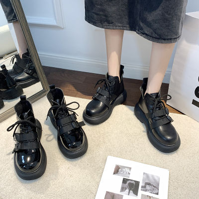 รองเท้าบู๊ท Martin สำหรับผู้หญิงในฤดูใบไม้ผลิและฤดูใบไม้ร่วงปี 2022 รองเท้าบูทผู้หญิงสไตล์อังกฤษพื้นหนารุ่นใหม่ที่มีการออกแบบเฉพาะและรองเท้าบูทสั้นอเนกประสงค์