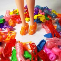 15คู่ที่มีสีสันหลากหลายตุ๊กตา Sepatu untuk Barbie สไตล์ที่แตกต่างกัน