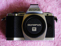 Olympus OM-D E-M5 และตัวกล้องแข็งแรงทนทาน ช่องมองภาพอิเล็กทรอนิสก์ ที่สร้างจากเทคโนโลยีสุดล้ำสมัย ช่วยให้คุณมีสมาธิในการถ่ายภาพมากยิ่งขึ้น สำหรับสร้างสรรค์ผลงานชิ้นเอก ที่เป็นมากกว่าเพียงแค่การถ่ายภาพ