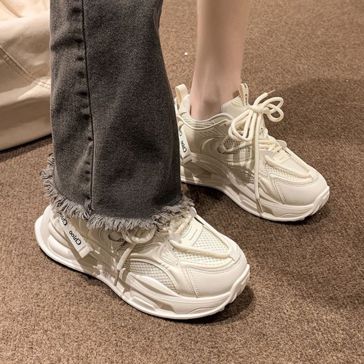 รองเท้าผู้หญิงสีขาวระบายอากาศตาข่ายพื้นหนา-2023-รองเท้าคุณพ่อที่นิยมในโลกออนไลน์เข้าได้กับทุกชุดสไตล์ฮ่องกงแบบใหม่สำหรับฤดูใบไม้ผลิและฤดูใบไม้ร่วงรองเท้าลำลองสำหรับเล่นกีฬา