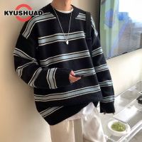 KYUSHUAD เสื้อสเวตเตอร์คู่รัก เสื้อสเวตเตอร์ลำลองทรงหลวมคอกลมหลวมเสื้อกันหนาวลายทางสไตล์ญี่ปุ่น