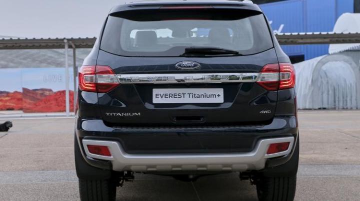 ึคิ้วฝากระโปรงท้าย-ford-everest-มีไฟ-สีดำเงา