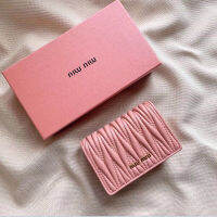 ร้อน, ร้อน★【กล่องของขวัญบรรจุภัณฑ์】 Original Miu Miuˉ ผู้หญิงกระเป๋าเงินสั้น Elegant กระเป๋าคลัทช์สตรีกระเป๋าแฟชั่นกระเป๋าพับ13.5*9.5*3.5ซม.