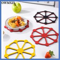 OWMXZL 4Pcs กันลื่น เสื่อขาตั้งสามขา สีแดงและสีเหลือง ซิลิโคนทำจากซิลิโคน แผ่นรองแก้ว ใช้งานได้จริง กลมกลมๆ เสื่อฉนวนกันความร้อน ห้องครัวและโต๊ะ