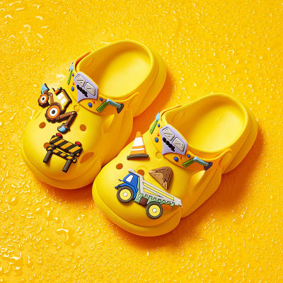 New style รถขุดเด็กมีรูรองเท้าเด็กผู้ชายการ์ตูนรองเท้าแตะรองเท้าแตะใช้คู่รองเท้าชายหาดกันลื่นพื้นนิ่ม EVA เบามาก