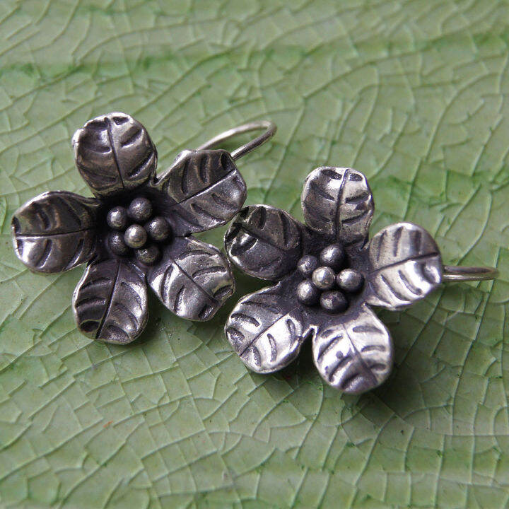 beautiful-exotic-flower-lovely-earrings-pure-silver-thai-karen-hill-tribe-ดอกไม้สวยงามไทยตำหูเงินกระเหรี่ยงทำจากมือชาวเขางานฝีมือสวยของฝากที่มีคุณค่าของฝากถูกใจ