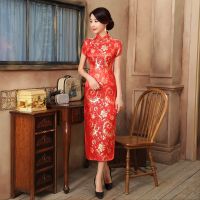 สีแดงแห่งชาติจีนยาว Cheongsam ขนาดบวกหญิงซาตินวินเทจแปลกเครื่องแต่งกายสังคมผู้หญิงแขนสั้น Qipao