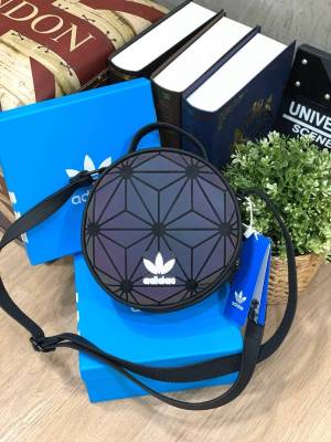 Adidas 3D Circle Crossbody Bag กระเป๋าถือ หรือสะพายข้าง ดีไซน์น่ารักแบบเก๋ๆทรงกลม เปิดปิดด้วยซิปเดียว หัวซิปปั้มโลโก้ทุกจุด ภายใบบุผ้าสกรีนโลโก้ วัสดุหนังด้านแต่งแบบ3D ดูมีมิติ สะพายได้ทั้งสายคู่และสายเดี่ยวปรับความยาวได้ฟรีไซส์