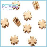 PETIBAG 50Pcs ทองสีทอง ลูกปัดคั่นใบโคลเวอร์สี่ใบ 52.5มม. ทองเหลืองเบิ้ล ลูกปัดชาร์มโลหะลายดอกไม้เล็กๆ เป็นมิตรกับสิ่งแวดล้อม ลูกปัดรองชุบทอง สาวๆ