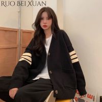 Ruo Bei Xuan เสื้อถักแจ็คเก็ตถักสไตล์เกาหลีสำหรับเด็กผู้หญิงเสื้อกันหนาวเรโทรฤดูใบไม้ร่วงและฤดูหนาวเสื้อคาดิแกนนักเรียน