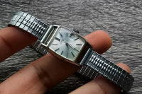 นาฬิกา Vintage มือสองญี่ปุ่น Seiko Matic Lady ระบบ ไขลาน Vintage ผู้หญิง ทรงสี่เหลี่ยม กรอบเงิน หน้าเงิน สายสแตนเลสยืดได้ ใช้งานได้ปกติ สภาพดี ของแท้ 100% หน้าปัด 22mm