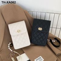 Female senior feeling small bag in the summer of 2022 the new tide fashion chain oblique satchel brim small bread joker cell phone package