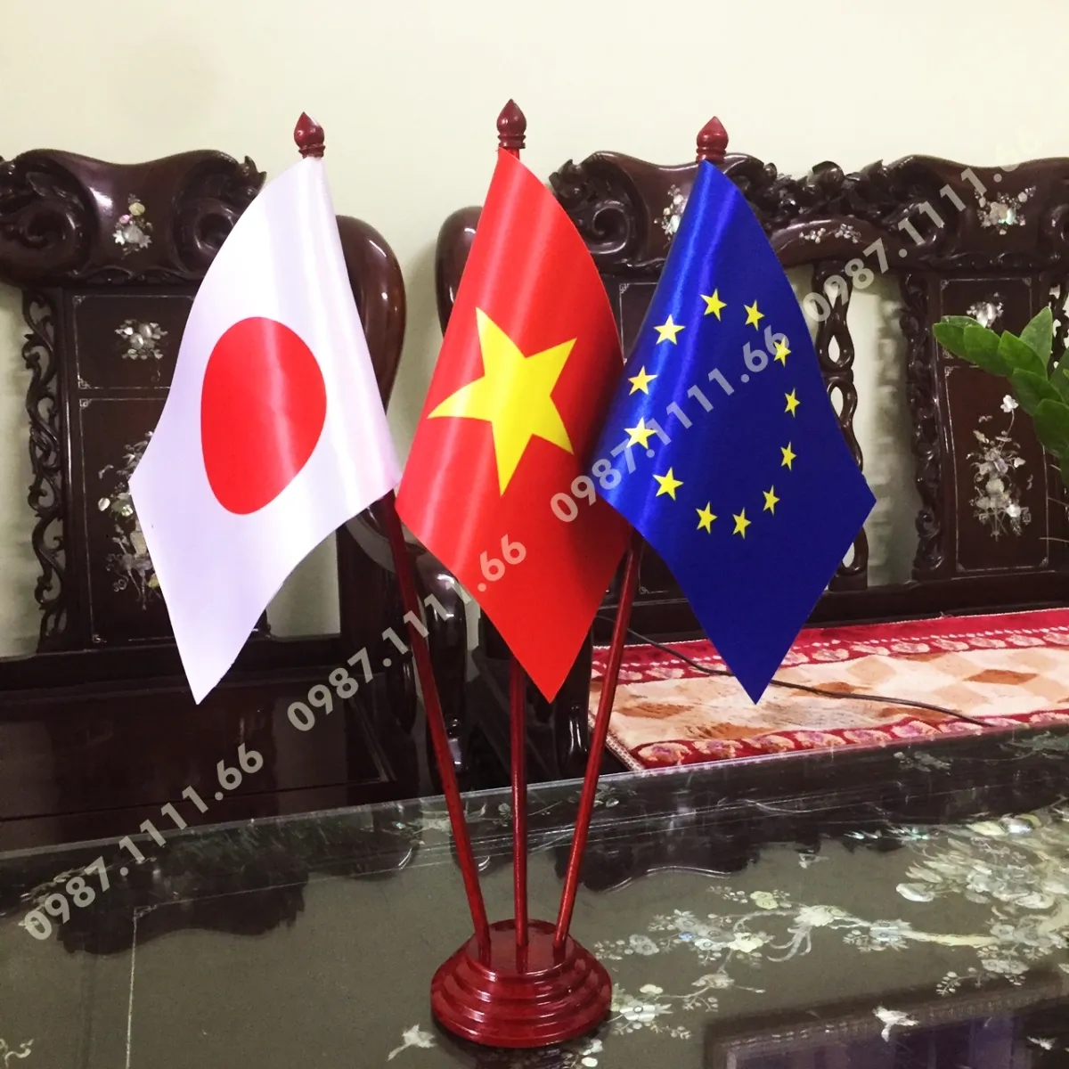 Muốn biết về tình hữu nghị giữa Việt Nam, Nhật Bản và Liên minh châu Âu? Hãy xem ngay hình ảnh của cờ để bàn kết hợp ba quốc gia này. Ý nghĩa chính của biểu tượng này là sự đoàn kết, hợp tác trong kinh tế, xã hội và đối ngoại. Hãy cảm nhận sức mạnh của sự đoàn kết và tích cực ủng hộ hợp tác giữa các nước.