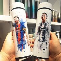 กระติกน้ําร้อน รูปฟุตบอล Superstar Messi Cristiano Ronaldo Fan Cup หน้าจออุณหภูมิอัจฉริยะ พร้อมที่กรองชา 【QYUE】