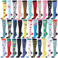 【Sock shop】วิ่งผู้ชายผู้หญิงถุงเท้ากีฬาการบีบอัดมีความสุขหลอดถุงเท้าสนับสนุนไนล่อน U Nisex กลางแจ้งแข่งถุงน่องความดันยาวสูง