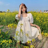 พร้อมส่ง ? Nathee dress เดรสแขนสั้นผ้าอัดลายสวยแต่งดอกไม้น่ารักสีขาว (IN37131)