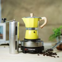 (สีเหลือง) KAMPING ชุดกาต้มมอคค่าพอท Moka Pot ลายไม้ + เตาไฟฟ้า500w + เครื่องบดมือหมุน + 2-1 ช้อนหนีบ