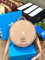 Adidas 3D Circle Crossbody Bag กระเป๋าถือ หรือสะพายข้าง ดีไซน์น่ารักแบบเก๋ๆทรงกลม เปิดปิดด้วยซิปเดียว หัวซิปปั้มโลโก้ทุกจุด ภายใบบุผ้าสกรีนโลโก้ วัสดุหนังด้านแต่งแบบ3D ดูมีมิติ สะพายได้ทั้งสายคู่และสายเดี่ยวปรับความยาวได้ฟรีไซส์