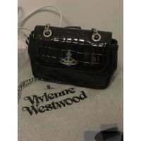 ISLVivienne Westwood ญี่ปุ่น Vivienne กระเป๋าสี่เหลี่ยมขนาดเล็ก2022ใหม่จักรพรรดินี Dowager ดาวเสาร์กระเป๋าลายหนังจระเข้กระเป๋าโซ่กระเป๋าทรงเกี๊ยวโทรศัพท์มือถือ