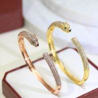 สร้อยข้อมือเพทายสีทอง AAA ด้านบน V แบบเรียบสำหรับแฟชั่นสำหรับผู้หญิงกำไล2023แบบเปิดสำหรับผู้หญิงที่มีความหรูหราแบบใหม่ใน Gratis Ongkir เครื่องประดับ