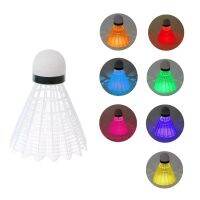 4ชิ้นพลาสติก LED สีแบดมินตันส่องแสงเรืองแสงตอนกลางคืนเข้มแสงลูกขนไก่ Y51D