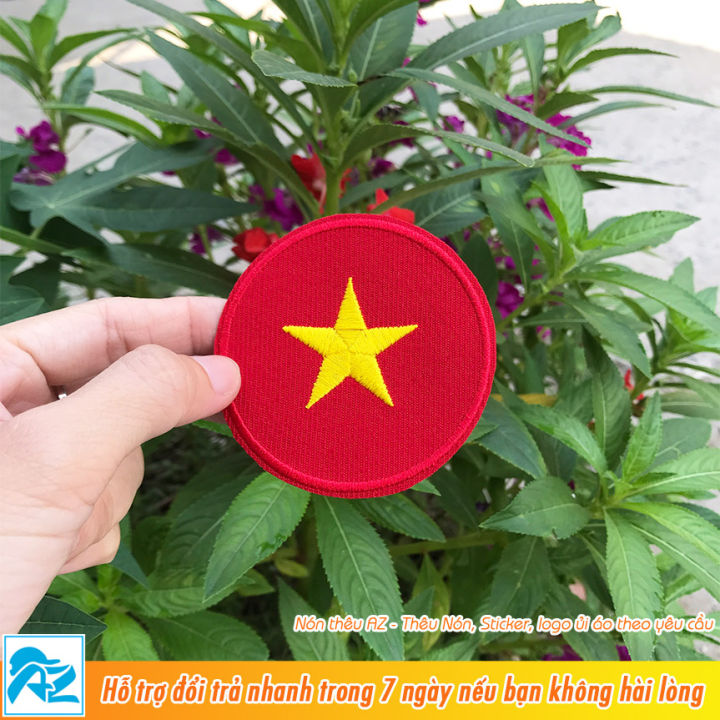 Patch vải ủi nhiệt logo hình tròn cờ Việt Nam là món đồ trang trí vô cùng ấn tượng. Logo hình tròn cờ Việt Nam mang đến cho chúng ta niềm tự hào về quốc gia. Hãy sử dụng sản phẩm này để thể hiện tình yêu và tinh thần đại diện cho đất nước Việt Nam.