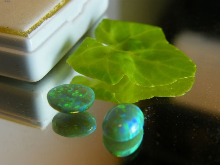 โอปอ-lab-opal-โอปอสังเคราะห์-lab-created-opal-oval-8x6-mm-peacock-color-green-color-2pcs