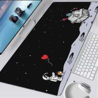 [HOT ZEXKLIOALQAQ 529] Deskmat อวกาศนักบินอวกาศแผ่นรองเมาส์บริษัทส่วนบุคคลแผ่นปูพื้น Xxl ขนาดใหญ่ M Ousepad สีดำอะนิเมะแผ่นรองเม้าส์ศิลปะตารางยางเสื่อ