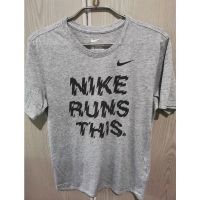 เสื้อยืด Nike คอลเล็กชั่น​ Dri-Fit  Run (มือสอง) สภาพดีมากๆ ลดราคา 45%