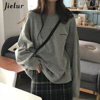 Jielur เสื้อสเวตเตอร์สตรีทแฟชั่นแนวสตรีทตัวอักษรฮูดดี้แบบบางสำหรับฤดูใบไม้ร่วงเสื้อสเวตเตอร์เก๋ไก๋สไตล์เกาหลีมีฮู้ดสีกรมท่าสีน้ำเงินสีเทา M-XXL สำหรับผู้หญิง