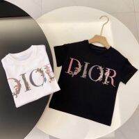 2023 NEWDior ชายหญิงเสื้อผ้าฤดูร้อนเด็กจดหมายพิมพ์เด็กขนาดกลางขนาดเล็ก2023แขนสั้นเสื้อยืดเวอร์ชั่นเกาหลีอินเทรนด์สไตล์ด้านบนแฟชั่นอินเทรนด์