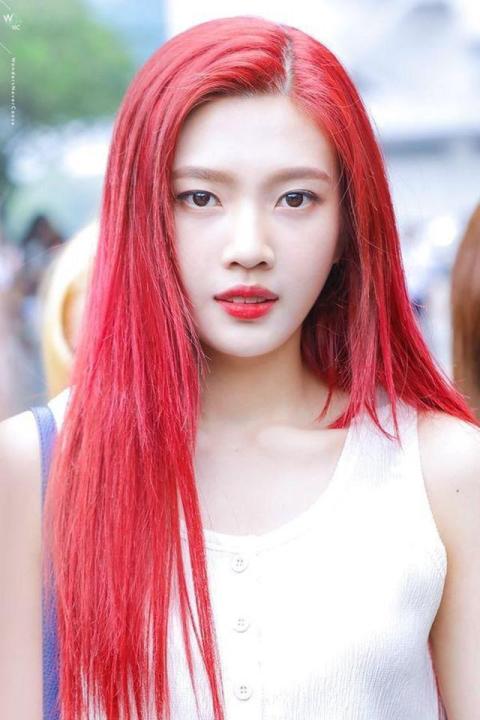 Màu đỏ luôn là một sự lựa chọn táo bạo cho mái tóc của bạn. Sự kết hợp giữa màu đỏ và mái tóc sẽ mang lại một phong cách khác biệt và đầy sức hút. Hãy cùng xem hình ảnh liên quan và khám phá lý do tại sao nhuộm tóc màu đỏ đang trở thành một xu hướng thịnh hành.