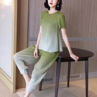 2023 Hot Light and mature gradient short-sleeved pleated suit summer womens two-piece loose A-type top carrot pants year XU8