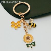 Lovely enamel Keychain Sun Flower Honeycomb Bee Keychain Garden Keychain Handmade Jewelry for Friendship between Men and Women