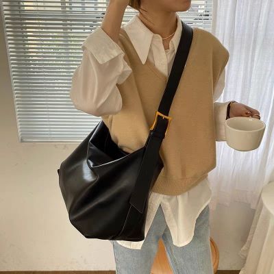 MLBˉ Official NY High-end large-capacity tote bag trendy commuter bag new student bag soft leather messenger bag womens single shoulder