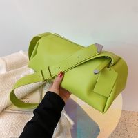 Large-capacity bag new trendy high-end one-shoulder womens bag Messenger all-match ins simple foreign style casual bag 【QYUE】