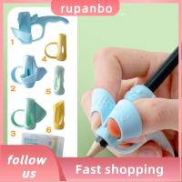 RUPANBO039392692ซิลิโคนตามหลักสรีรศาสตร์จับดินสอซิลิโคนแบบนุ่มที่วางมือจับสำหรับฝึกรุ่นขั้นสูงคุณภาพสูงห้าปลอกสวมนิ้วปากกาสิ่งประดิษฐ์สำหรับเด็กและผู้ใหญ่